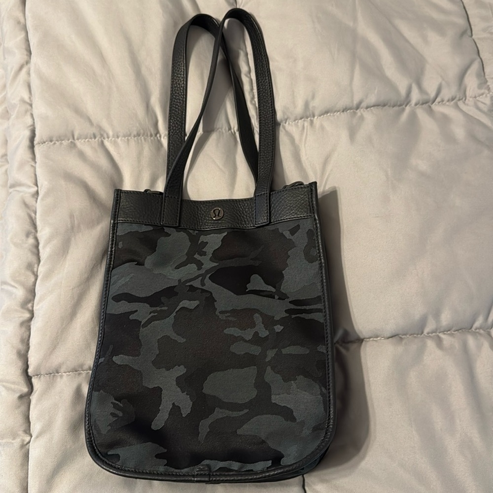 lululemon athletica Black and Gray Camo Shoulder Tote